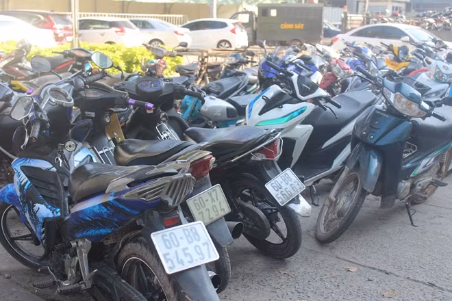 Xe máy tham gia lạng lách, đánh võng bị tạm giữ.