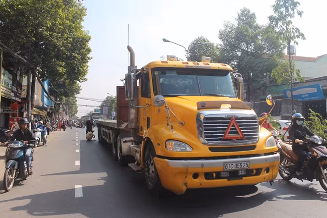 Xe đầu kéo gây tai nạn cho Thiếu ủy Đạt.