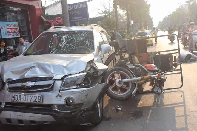 Chiếc xe điên bẹp dúm đầu sau khi gây tai nạn.
