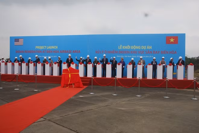 Các đại biểu bấm nút khởi động dự án.