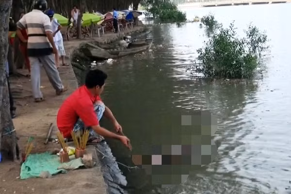 Hiện trường nơi phát hiện thi thể cháu Khang. Hiện trường nơi phát hiện thi thể cháu Khang.