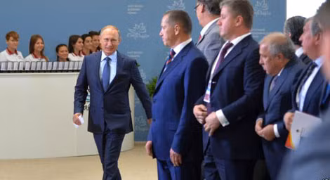 Tổng thống Nga Vladimir Putin một lần nữa đã khẳng định được vị thế của Nga trên trường quốc tế bằng những phát biểu “tinh tế” tại EEF. Ảnh: AP.