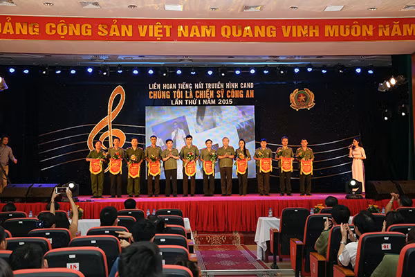 Trung tướng Vũ Thuật, Đại tá Dương Như Hồng, tặng hoa chúc mừng các đơn vị tham gia Liên hoan.