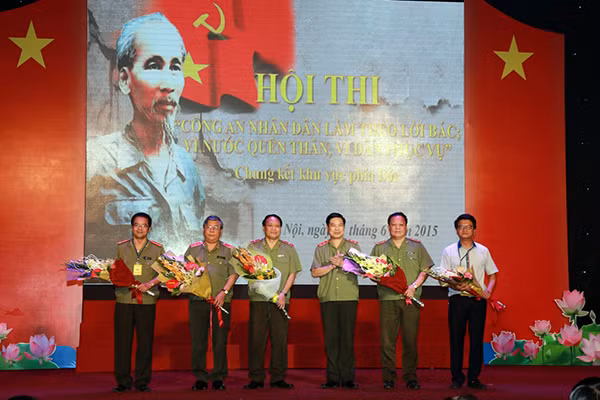 Trung tướng Nguyễn Xuân Mười tặng hoa các thành viên trong Ban Giám khảo. Trung tướng Nguyễn Xuân Mười tặng hoa các thành viên trong Ban Giám khảo.