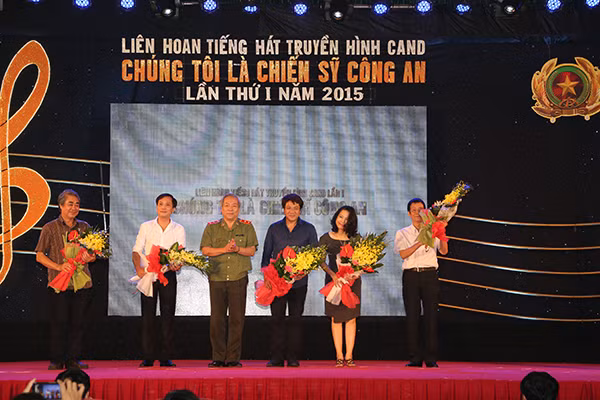Trung tướng Vũ Thuật tặng hoa chúc mừng Ban Giám khảo.