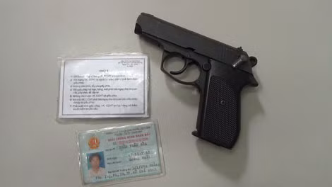 Khẩu súng mà ông Hòa được cho là dùng để đe dọa chị Vy. Khẩu súng mà ông Hòa được cho là dùng để đe dọa chị Vy.