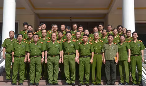 Thiếu tướng Nguyễn Phi Hùng chụp ảnh lưu niệm với các đại biểu.