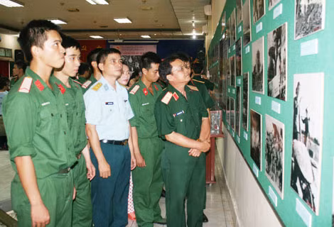 Cán bộ, chiến sĩ tham quan triển lãm. Cán bộ, chiến sĩ tham quan triển lãm.