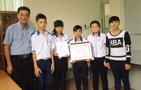 Nhóm học sinh đoạt giải của Trường An Lạc Thôn, Kế Sách (Sóc Trăng).