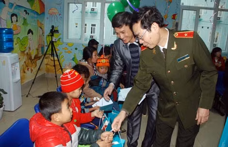 Thiếu tướng Phạm Văn Miên và ông Trịnh Văn Vang, Giám đốc Công ty Dược phẩm Hoa Thiên Phú miền Bắc trao quà cho các bệnh nhân nhi tại Bệnh viện K cơ sở 3.