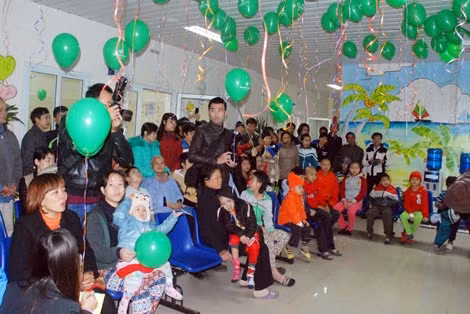Không khí rộn ràng, ấm áp tại sảnh Khoa Nhi, Bệnh viện K cơ sở 3 khi Đoàn công tác xã hội từ thiện đến trao quà sáng 5/2.