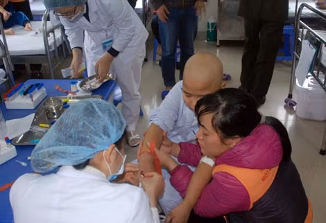 Món quà Tết của Báo CAND, Công ty Dược phẩm Hoa Thiên Phú và Công ty Quản lý bến xe Hà Nội giúp động viên tinh thần cho các bệnh nhân nhi chiến thắng với bệnh tật.