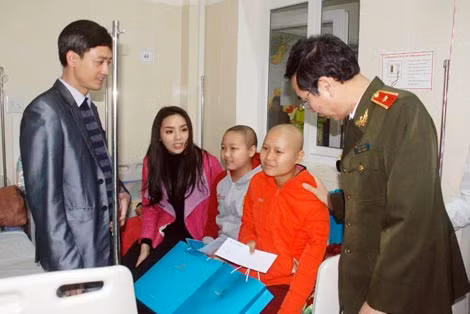 Thiếu tướng Phạm Văn Miên, Hoa hậu Kỳ Duyên và ông Trịnh Văn Vang ân cần hỏi han và tặng quà các bệnh nhân nhi tại Bệnh viện K cơ sở 3 tại giường bệnh.