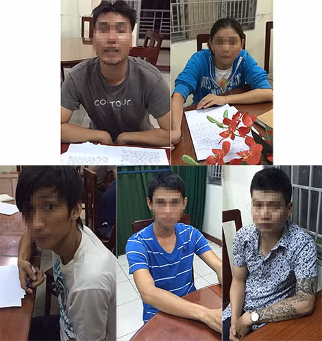 Các đối tượng bị bắt quả tang tại sòng bạc.