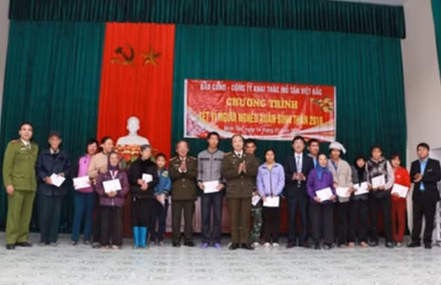 Đại tá Đặng Văn Lân, Phó Tổng biên tập Báo CAND cùng đại diện Công ty Tân Việt Bắc và Công an tỉnh Hải Dương trao quà Tết cho người nghèo.