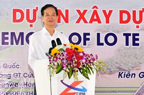 Thủ tướng Nguyễn Tấn Dũng phát lệnh khởi công dự án. Ảnh: VGP/Nhật Bắc.