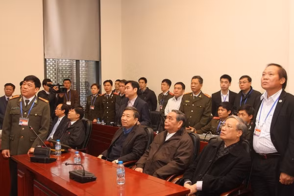 Thường trực Ban Bí thư Lê Hồng Anh kiểm tra công tác bảo vệ Đại hội tại Trung tâm chỉ huy của Bộ Công an ở Trung tâm Hội nghị Quốc gia Mỹ Đình.