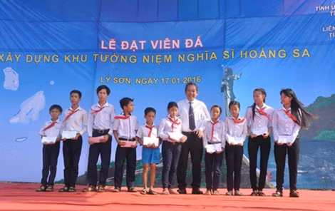 Đồng chí Trương Hòa Bình tặng xe đạp và học bổng cho học sinh nghèo hiếu học tại huyện đảo Lý Sơn.
