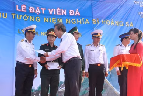 Đồng chí Trương Hòa Bình tặng quà Cảnh sát biển, Hải quân và Bộ đội biên phòng.