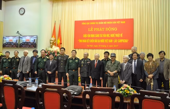 Ban tổ chức và các văn nghệ sĩ tại lễ phát động