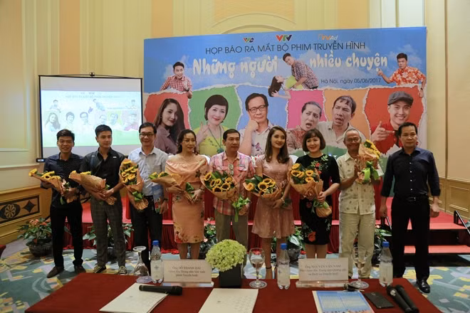 Đoàn làm phim trong lễ ra mắt tại Hà Nội chiều ngày 5/6