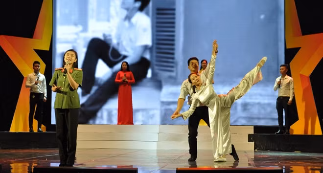 Thu Hằng và bạn diễn trên sân khấu