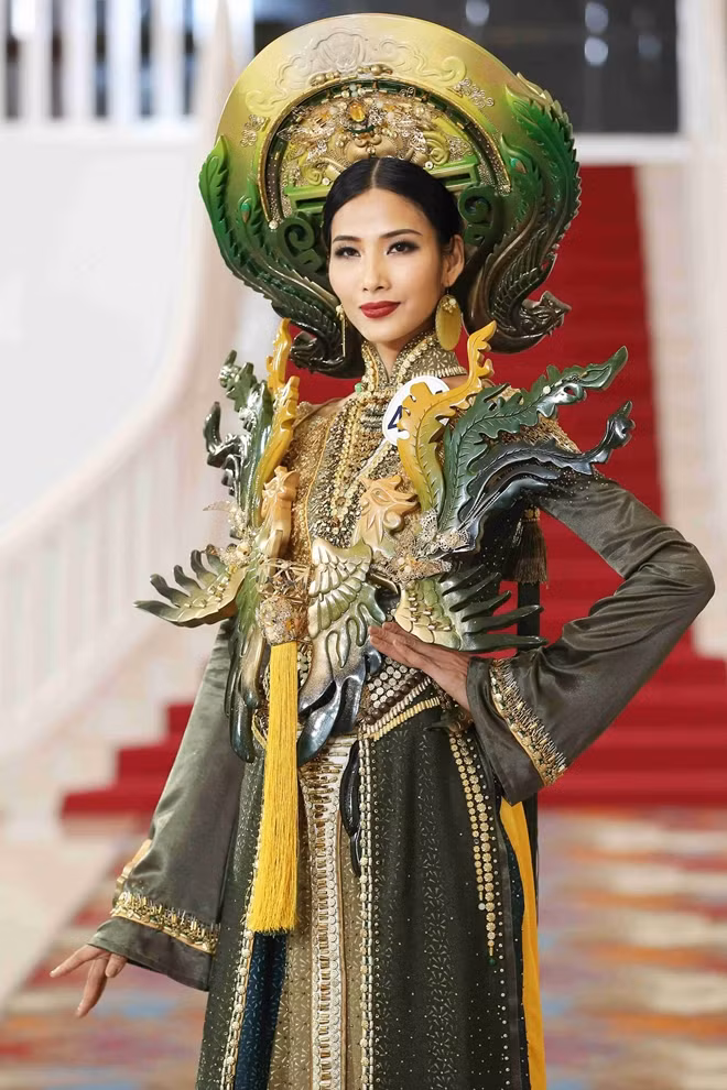 Một trong số các mẫu trang phục dân tộc ấn tượng được Hoàng Thùy trình diễn