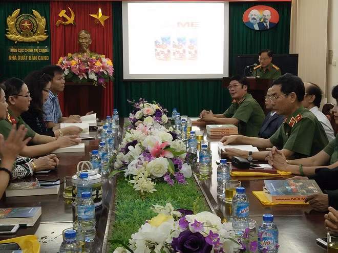 Đại biểu dự lễ ra mắt tiểu thuyết "Núi Mẹ" của cựu tử tù Nguyễn Đức Nguyên