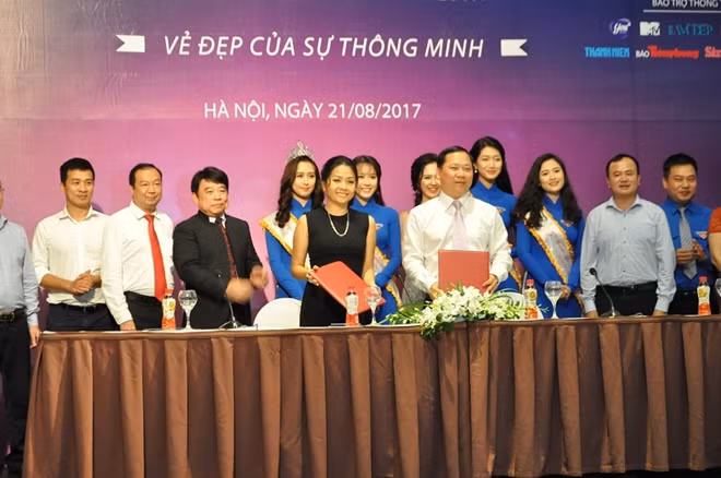Ban tổ chức và nhà tài trợ ký kết hợp tác tổ chức cuộc thi ngày 21-8 tại Hà Nội