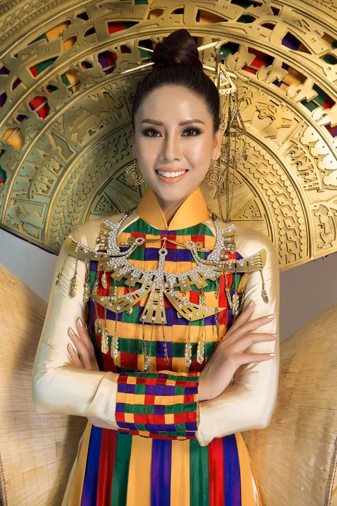Họa tiết trang phục là những hoa văn trên Trống Đồng cổ