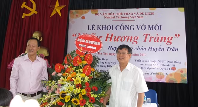 Nghệ sĩ ưu tú Nguyễn Văn Vinh, giám đốc nhà hát Cải lương Việt Nam đại diện các nghệ sĩ nhận lẵng hoa chúc mừng của Vụ Phật giáo, Ban Tôn giáo Chính phủ