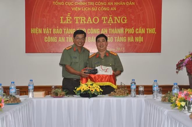Đại tá Nguyễn Xuân Ngọc, Phó Viện trưởng Viện Lịch sử CAND trao tặng hiện vật cho Công an Cần Thơ