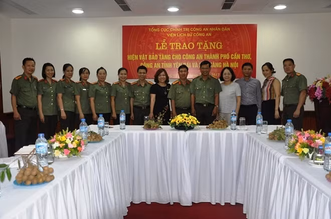 Các đại biểu tham gia lễ trao tặng