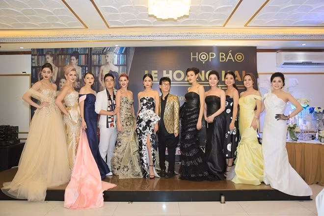 Nhà thiết kế Lê Hoàng Hải và các người mẫu trong buổi họp báo công bố chương trình