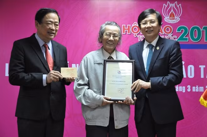 Nhà báo, nhạc sĩ Dân Huyền trao tặng hiện vật cho ban tổ chức