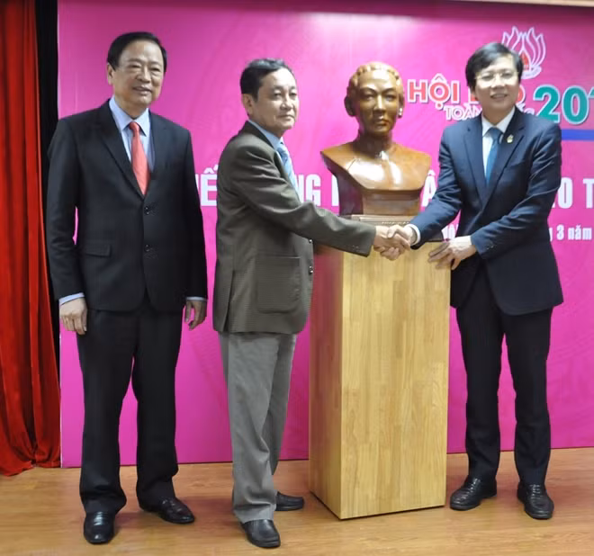 Nhà báo Hồ Quang Lợi tiếp nhận bức tượng về nữ chủ bút báo đầu tiên của Việt Nam - bà Sương Nguyệt Anh