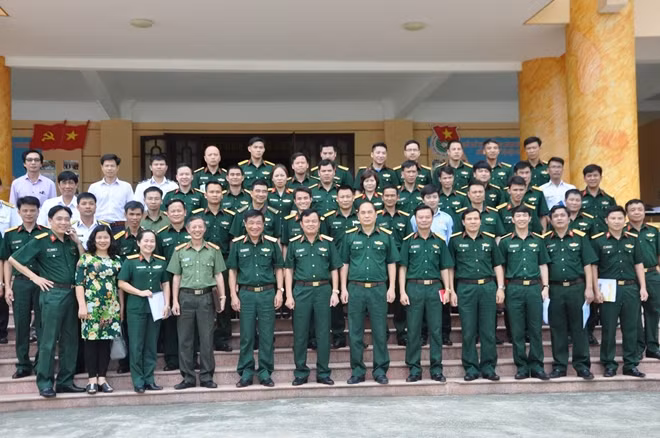 Thiếu tướng Nguyễn Phương Diện, Phó cục trưởng Cục Tuyên huấn, Tổng cục Chính trị Quân đội nhân dân Việt Nam và các đại biểu tại lễ khai mạc