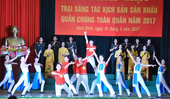 Biểu diễn nghệ thuật tại lễ khai mạc trại sáng tác