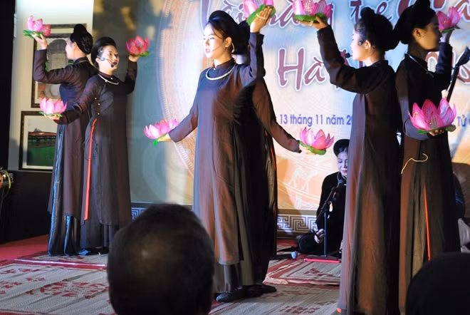 Múa dân gian dự thi song song cùng biểu diễn ca trù