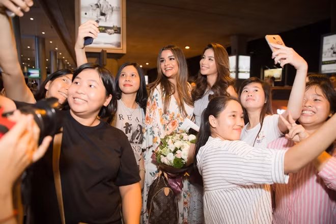 Clarissa Molina vui vẻ chụp hình lưu niệm cùng người hâm mộ
