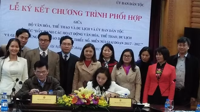 Đại diện Bộ Văn hóa, Thể thao và Du lịch , Ủy ban Dân tộc ký kết hợp tác với sự chứng kiến của đại diện nhiều Vụ, Cục liên quan
