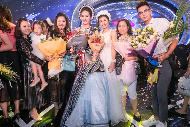 Thanh Thanh hạnh phúc trong vòng vây của bạn bè, người thân