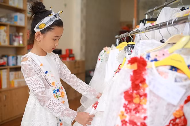 Háo hức chọn trang phục
