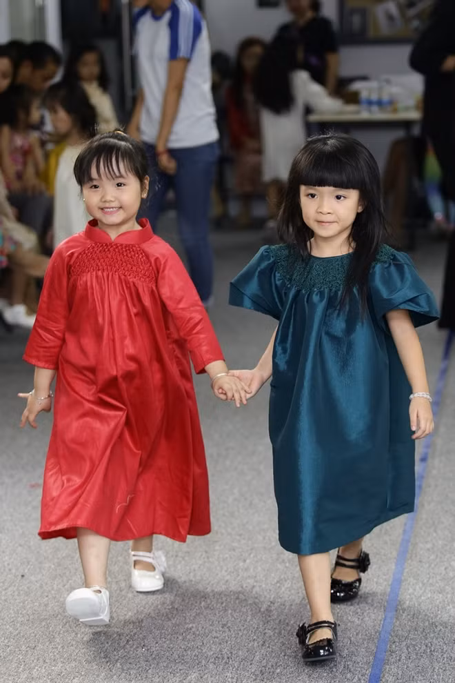 2 người mẫu nhí tập catwalk trước ngày biểu diễn
