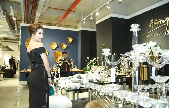 "Nữ hoàng nội y" Ngọc Trinh khoe đường cong nóng bỏng