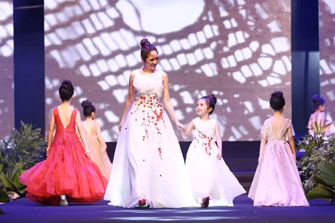 Ngọc Anh và các mẫu nhí trên sàn diễn VJFW