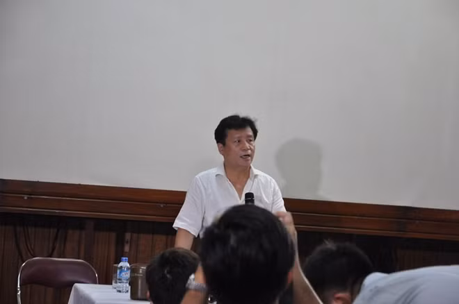Ông Nguyễn Thủy Nguyên, chủ đầu tư chiến lược của hãng phim sau cổ phần hóa đối thoại với các nghệ sĩ quanh những bất cập trong điều hành thời gian qua