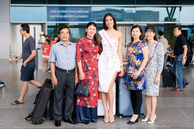 Nguyễn Thị Loan và gia đình trước giờ lên máy bay