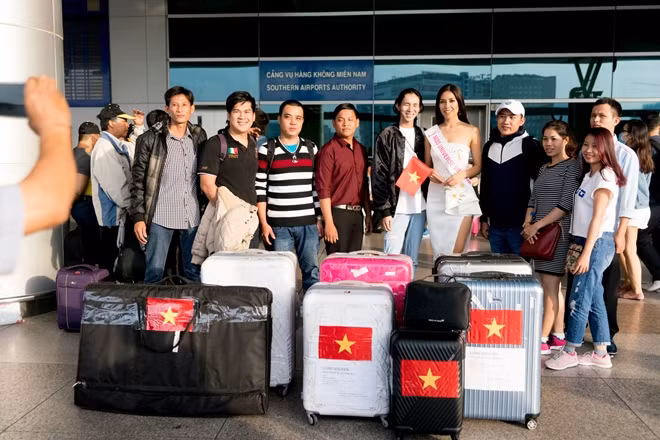 Á hậu vui vẻ chụp hình cùng người hâm mộ