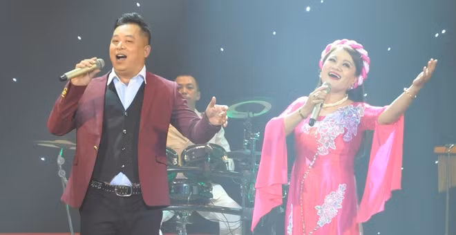 Nghệ sĩ ưu tú Minh Lương và nghệ sĩ ưu tú Kim Oanh với tiết mục song ca "Tình ta biển bạc đồng xanh"